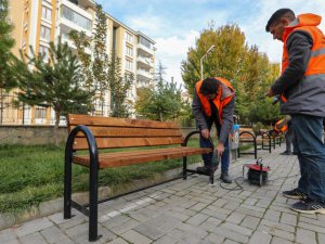 Van’daki bin 400 camiye 7 bin bank dağıtıldı