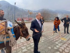 Eşekle Anadolu’yu gezip kitap dağıtıyor!