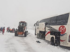 Deprem bölgesine yardıma giden ekip mahsur kaldı