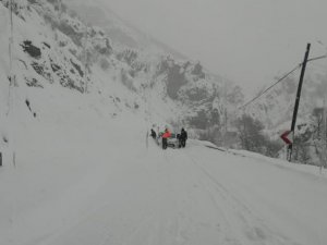 Dersim-Erzincan karayolu, çığ nedeniyle ulaşıma kapatıldı