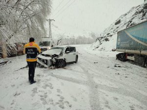 Kar yağışı kazaya neden oldu, iki araç çarpıştı: 2 yaralı