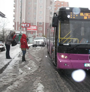 Kar yeniden İstanbul'da, TEM ulaşıma kapandı!