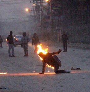 Molotofla kendini yaktı!