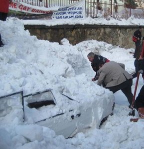 Hastane çatısından kar kütlesi düştü