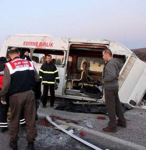 Yolcu minibüsü karşı şeride geçti 3 ölü 17 yaralı