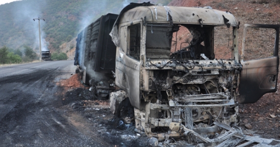 PKK'nın patlayıcı yerleştirdiği TIR infilak etti