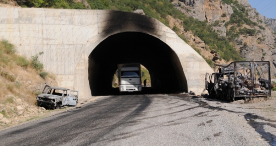 PKK'nın Tunceli'de araç yakarak kapattığı karayolu açıldı