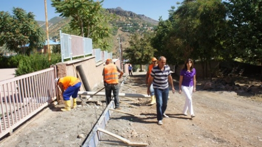 Yol ve kaldırım düzenleme çalışmaları sürüyor