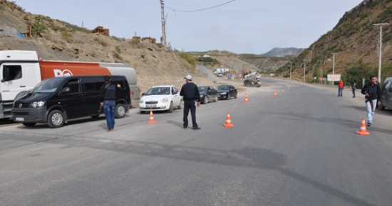 Yolu kesen PKK'lılar araç yaktı