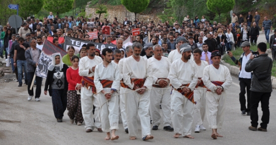 Dersim Olayları Beyaz Giysi, Çıplak Ayaklı Yürüyüşle Protesto Edildi