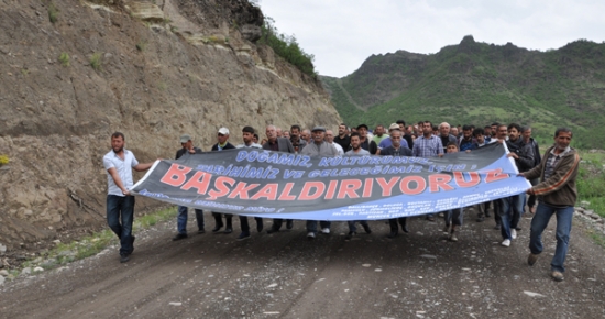 Tunceli'de Köylüler, Baraj Şantiyesinde Eylem Yaptı