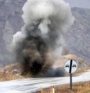 Yola döşenen mayın patladı