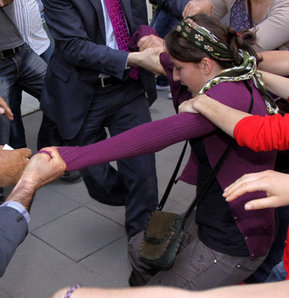 Melih Gökçek'e yumurtalı protesto