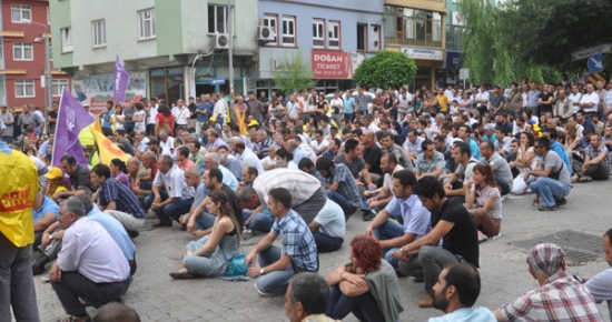 Sendikacılara yönelik gözaltılar oturma eylemi ile protesto edildi