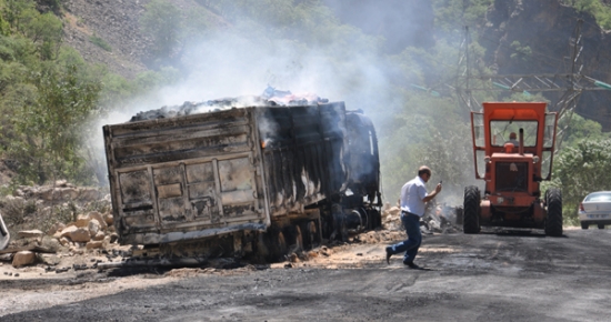 PKK’lılar yol kesti, 5 TIR'ı ateşe verdi