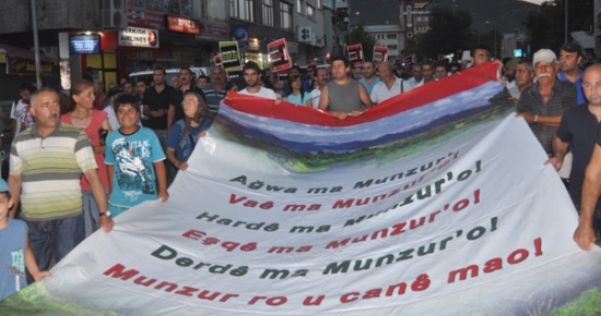 Tunceli'de barajları ölü taklidi yaparak protesto ettiler