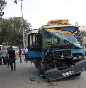 Minibüsle otobüs çarpıştı 15 yaralı