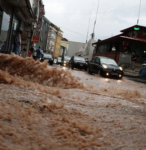 Artvin merkezi sel bastı