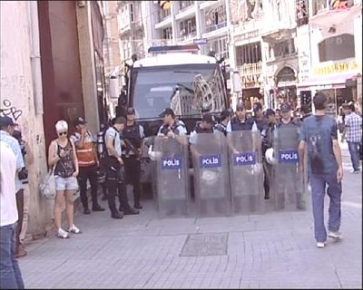 Galatasaray Lisesi önünde HES protestosu