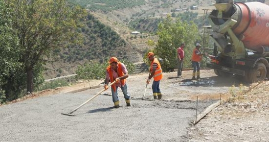 Esentepe Mahallesinde yol çalışmaları sürüyor