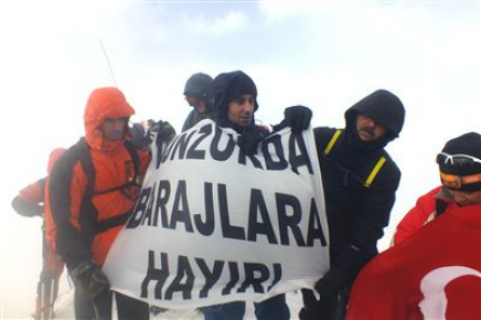 Ağrı Dağı zirvesinde "Baraj" protestosu