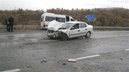 Tunceli'de Yolcu Minibüsü ile Otomobil Çarpıştı: 14 Yaralı