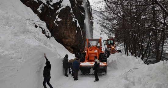 Çığ Nedeniyle Yollar Trafiğe Kapanıyor