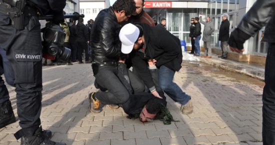 Öğrencilere Yönelik Polis Şiddeti Meclise Taşındı