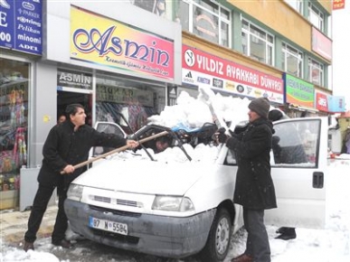 Çatıdan düşen kar faciaya neden oluyordu