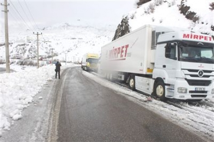 Tunceli'de Onlarca Tır Mahsur Kaldı