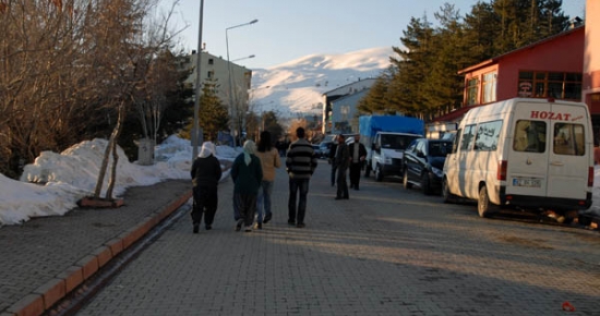 Hozat ilçesinde kadınların sayısı erkeklerin üçte biri kadar