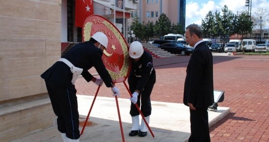 Çanakkale Zaferi´nin 98. Yıldönümünde Şehitler Saygıyla Anıldı