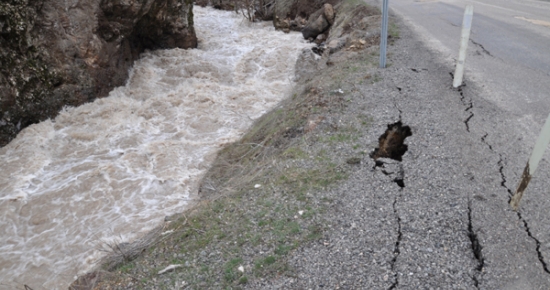 Tunceli-Erzincan Yolunda Çökme Oldu