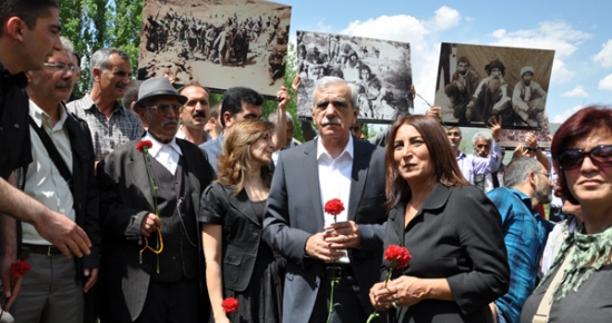 Dersim katliamında hayatını kaybedenlere karanfilli anma