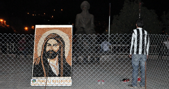 Gözaltıları protesto etmek için durdu!