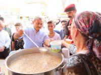 Valilik aşure dağıttı