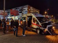 Ambulans ile otomobil çarpıştı: 6 yaralı