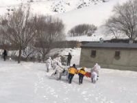 Çatıdan düşen kişi helikopterle hastaneye ulaştırıldı