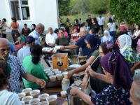 Çemişgezekte, vatandaşlara aşure dağıtıldı