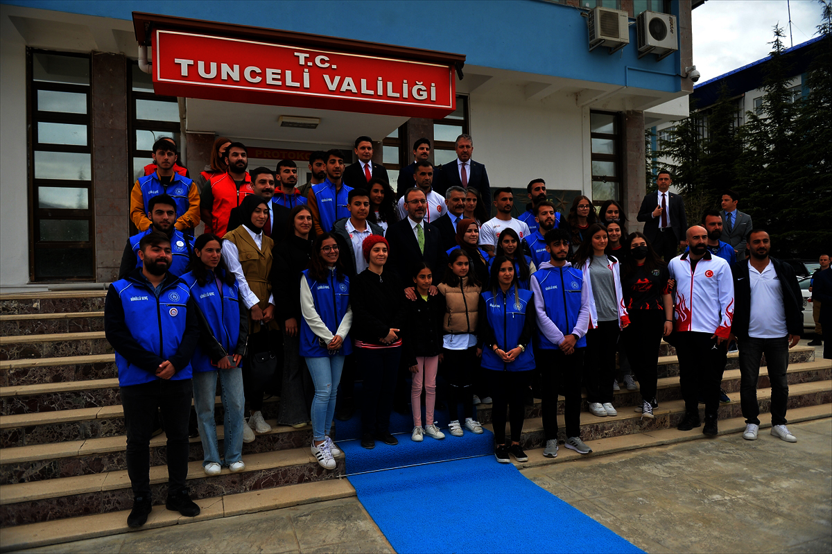 genclik-ve-spor-bakani-kasapoglu,-genclerle-bir-araya-geldi-(10).jpg