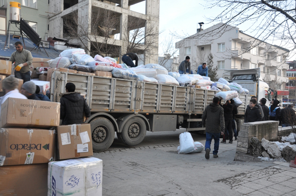 kobani-ve-sengala-yardimlar-suruyor-(7).jpg