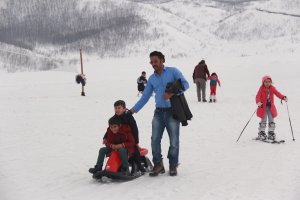 minik-ogrenciler-ilk-defa-kayak-heyecani-yasadi-(15).jpg