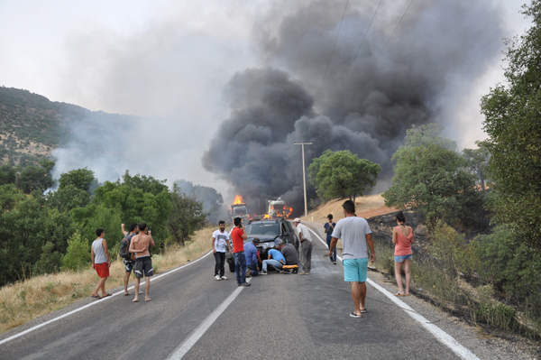 yol-kesen-pkk’lilar-3-araci-atese-verdi-(1).jpg